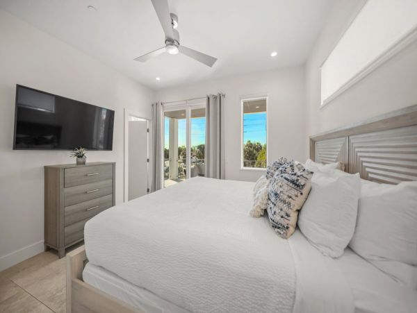 Siesta Key Vacation Home with Pool Short Walk To Beach