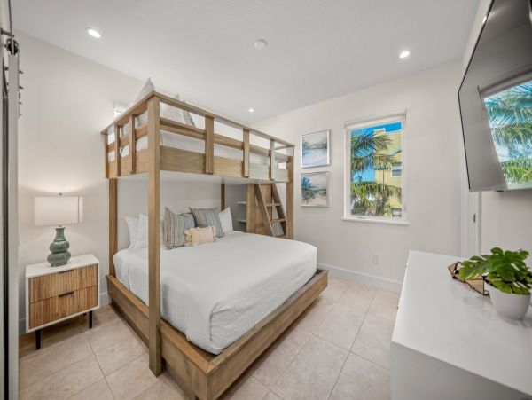 Siesta Key Vacation Home with Pool Short Walk To Beach