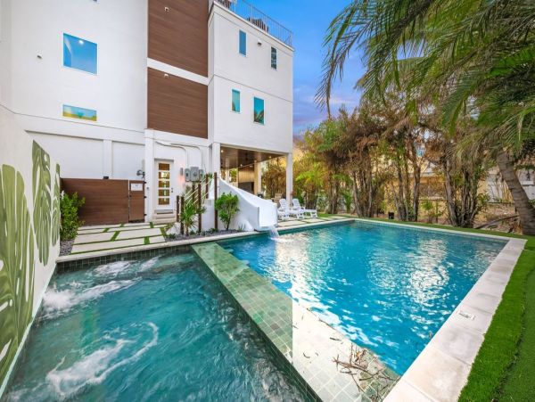 Siesta Key Vacation Home with Pool Short Walk To Beach