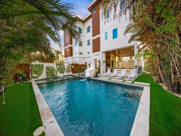 Siesta Key Vacation Home with Pool Short Walk To Beach