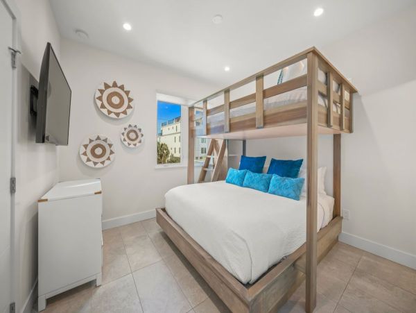 Siesta Key Vacation Home with Pool Short Walk To Beach