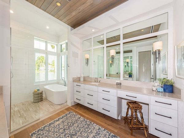 Lakefront Four Bedroom Vacation Home in Naples