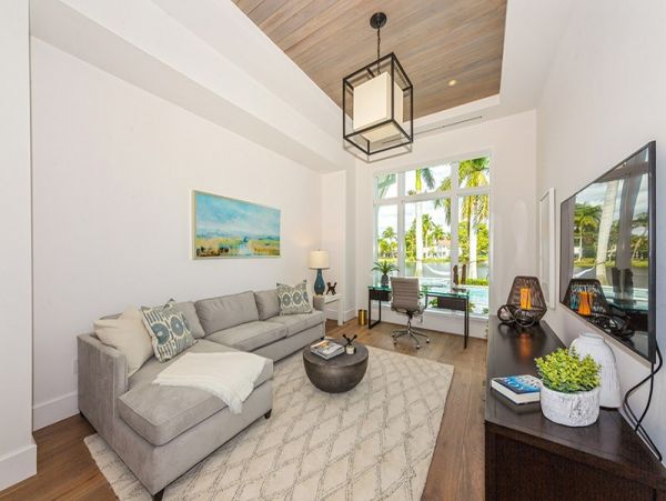 Lakefront Four Bedroom Vacation Home in Naples