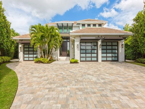 Lakefront Four Bedroom Vacation Home in Naples
