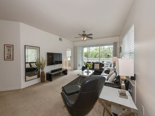 Three Bedroom Vacation Condo with Communal Pool in Naples