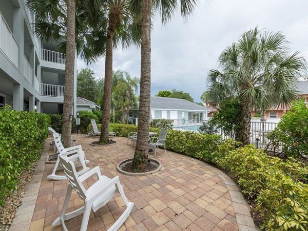 Three Bedroom Vacation Condo with Communal Pool in Naples