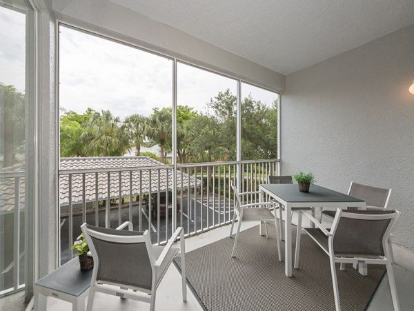 Three Bedroom Vacation Condo with Communal Pool in Naples