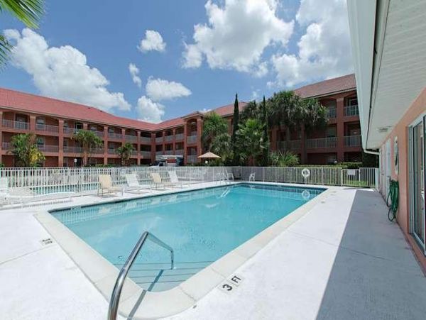 Three Bedroom Vacation Condo with Communal Pool in Naples