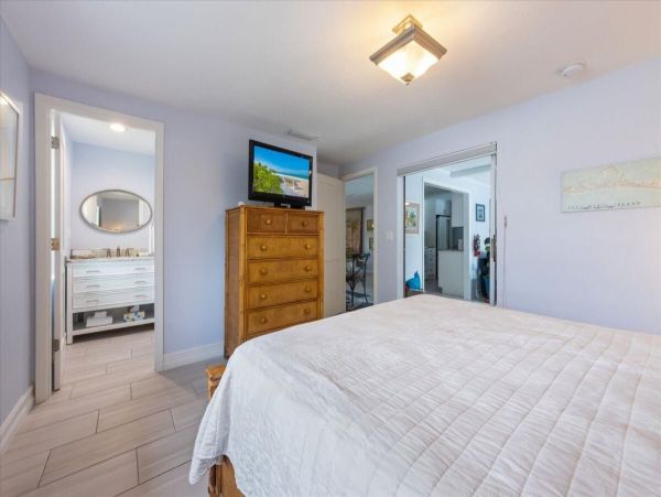 Three Bedroom Holmes Beach Vacation Home Walk to Beach