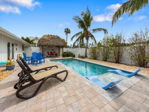 Three Bedroom Holmes Beach Vacation Home Walk to Beach