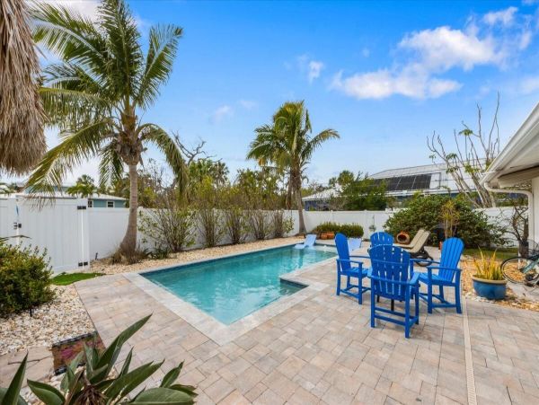 Three Bedroom Holmes Beach Vacation Home Walk to Beach