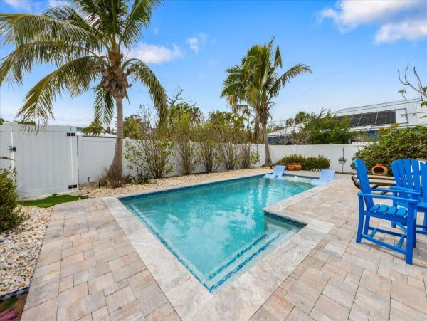 Three Bedroom Holmes Beach Vacation Home Walk to Beach