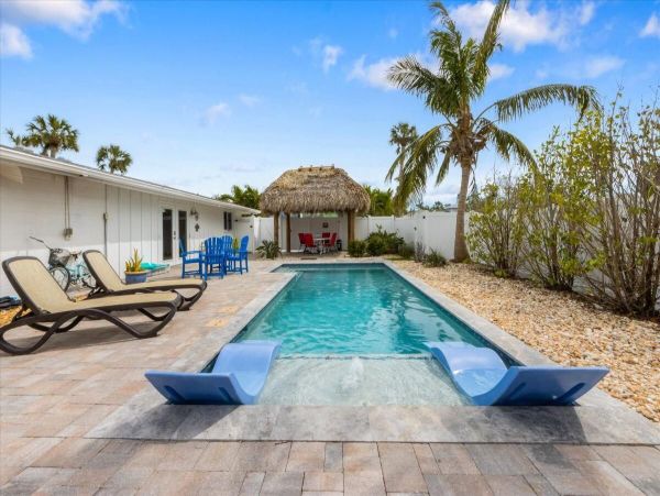 Three Bedroom Holmes Beach Vacation Home Walk to Beach