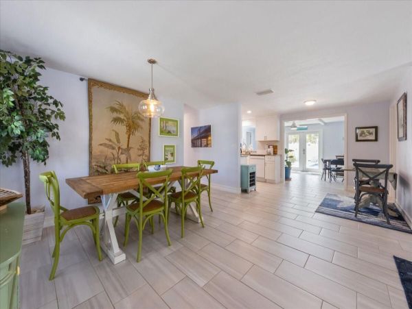 Three Bedroom Holmes Beach Vacation Home Walk to Beach