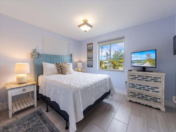 Three Bedroom Holmes Beach Vacation Home Walk to Beach