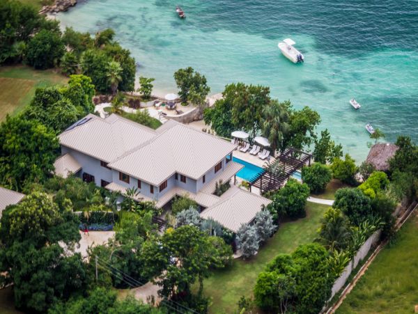 JAMAICA 7 BEDROOM BEACHFRONT POOL HOME