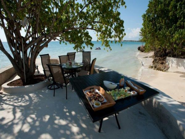 JAMAICA 7 BEDROOM BEACHFRONT POOL HOME