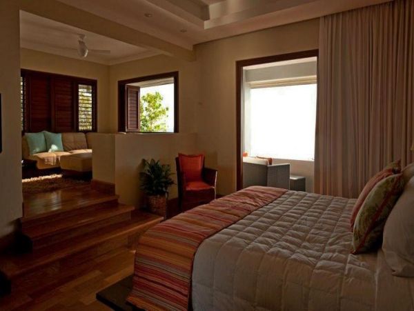 JAMAICA 7 BEDROOM BEACHFRONT POOL HOME