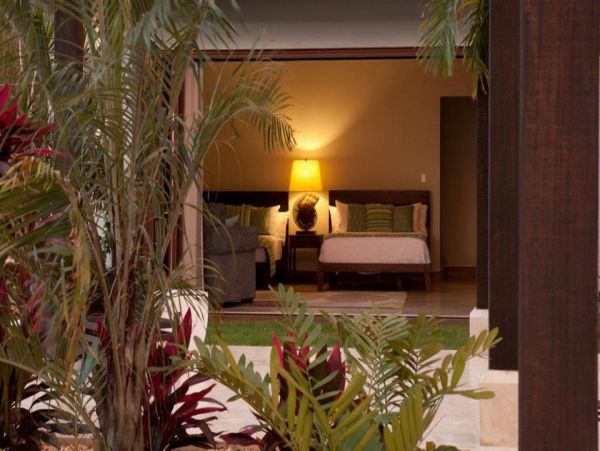 JAMAICA 7 BEDROOM BEACHFRONT POOL HOME