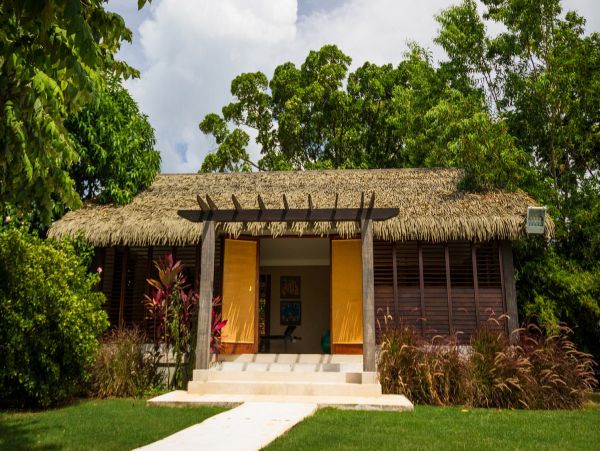 JAMAICA 7 BEDROOM BEACHFRONT POOL HOME
