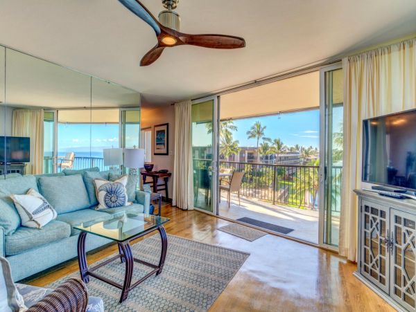 Lahaina Vacation Condo with Communal Pool & Hot Tub