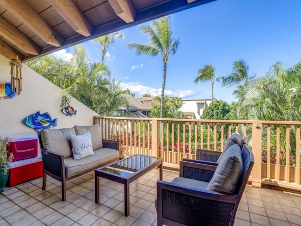 Tropical 2 Bedroom Condo Short Walk to Beach
