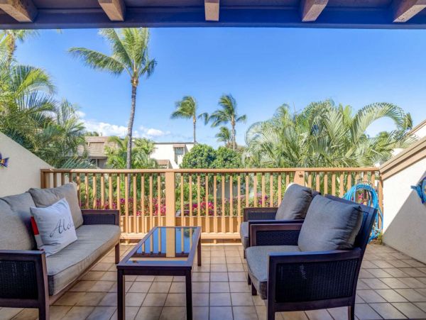 Tropical 2 Bedroom Condo Short Walk to Beach