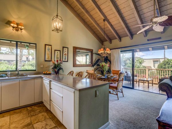 Tropical 2 Bedroom Condo Short Walk to Beach