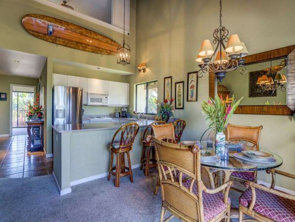 Tropical 2 Bedroom Condo Short Walk to Beach