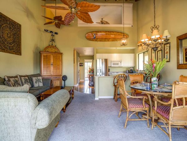 Tropical 2 Bedroom Condo Short Walk to Beach