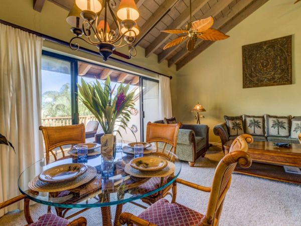 Tropical 2 Bedroom Condo Short Walk to Beach