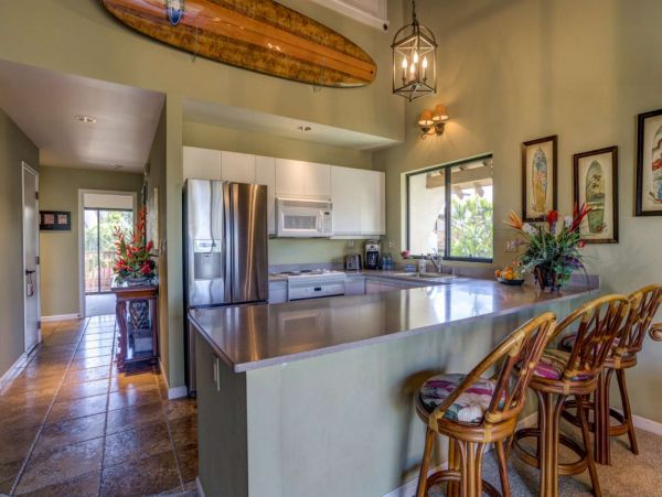 Tropical 2 Bedroom Condo Short Walk to Beach