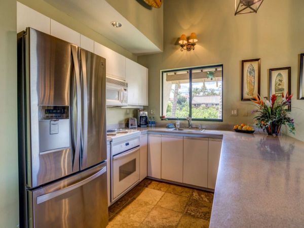 Tropical 2 Bedroom Condo Short Walk to Beach