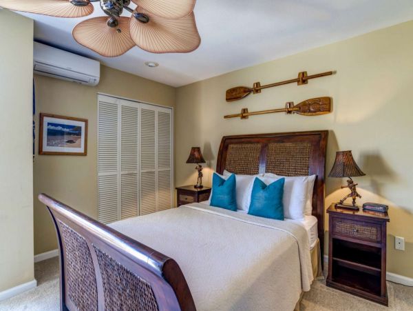 Tropical 2 Bedroom Condo Short Walk to Beach