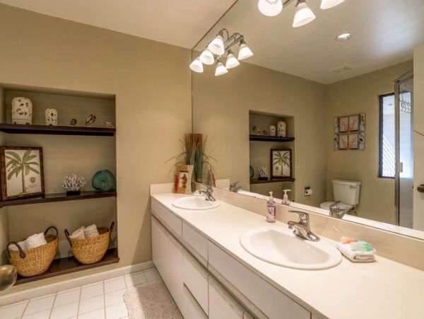 Tropical 2 Bedroom Condo Short Walk to Beach