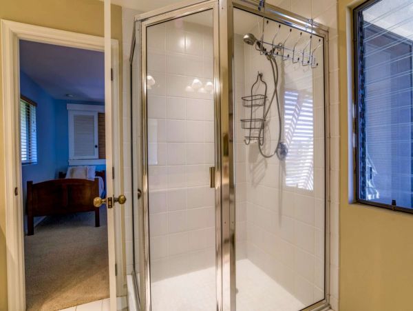 Tropical 2 Bedroom Condo Short Walk to Beach