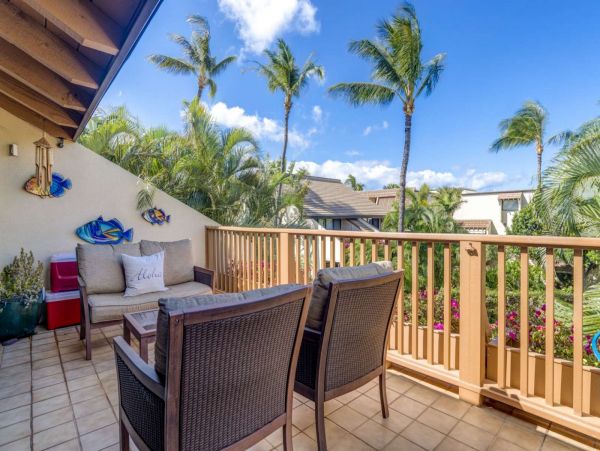 Tropical 2 Bedroom Condo Short Walk to Beach