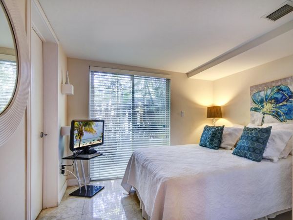 Luxury Canal View Fort Lauderdale Vacation Home with Pool