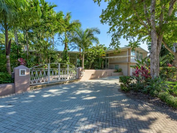 Luxury Canal View Fort Lauderdale Vacation Home with Pool