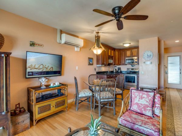 Spacious Two Level 2 Bedroom Condo Steps to the Beach