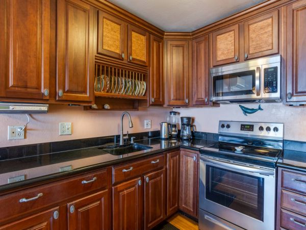 Spacious Two Level 2 Bedroom Condo Steps to the Beach