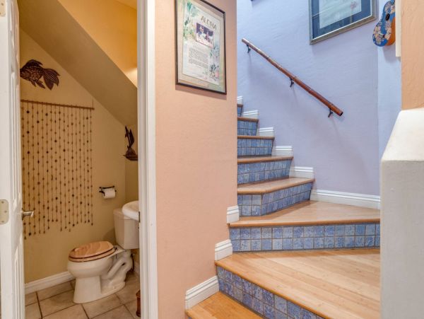 Spacious Two Level 2 Bedroom Condo Steps to the Beach