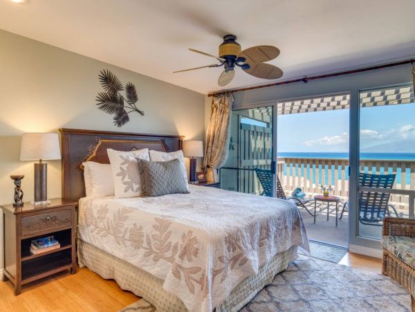 Spacious Two Level 2 Bedroom Condo Steps to the Beach