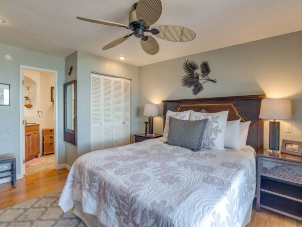 Spacious Two Level 2 Bedroom Condo Steps to the Beach