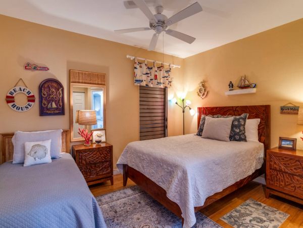 Spacious Two Level 2 Bedroom Condo Steps to the Beach