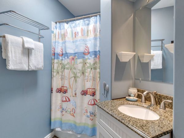 Spacious Two Level 2 Bedroom Condo Steps to the Beach