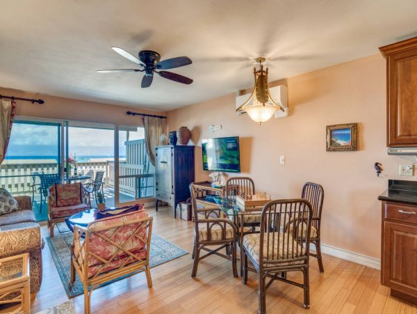 Spacious Two Level 2 Bedroom Condo Steps to the Beach