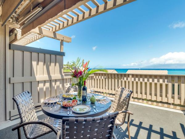 Spacious Two Level 2 Bedroom Condo Steps to the Beach