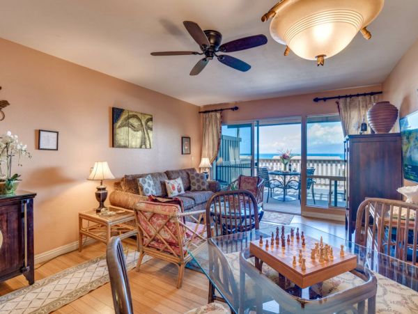 Spacious Two Level 2 Bedroom Condo Steps to the Beach