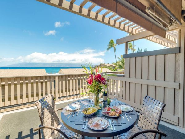 Spacious Two Level 2 Bedroom Condo Steps to the Beach